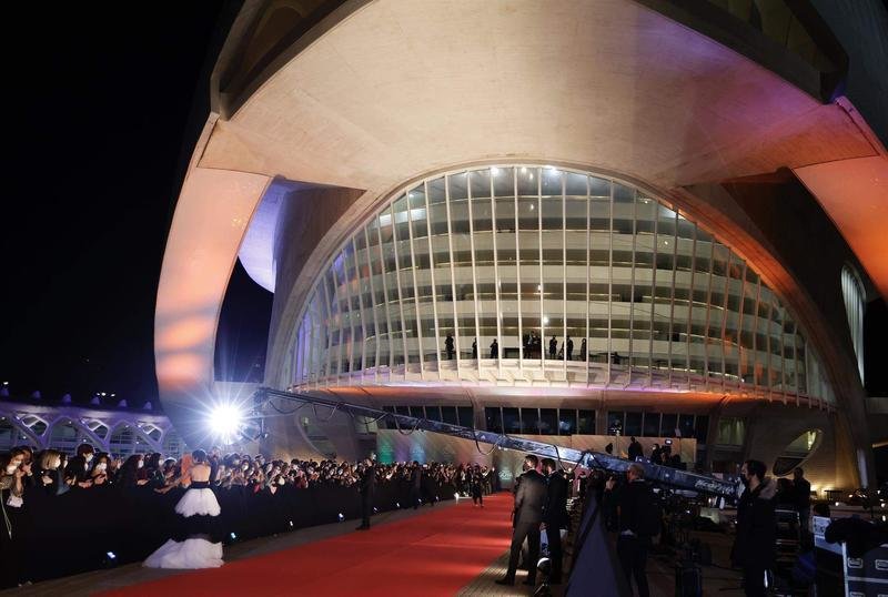 <p> El Palau de les Arts de València en la noche de los 36 Premios Goya </p>
