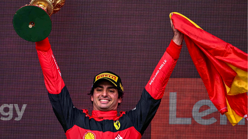 <p> Carlos Sainz en el podio de Silvestone </p>