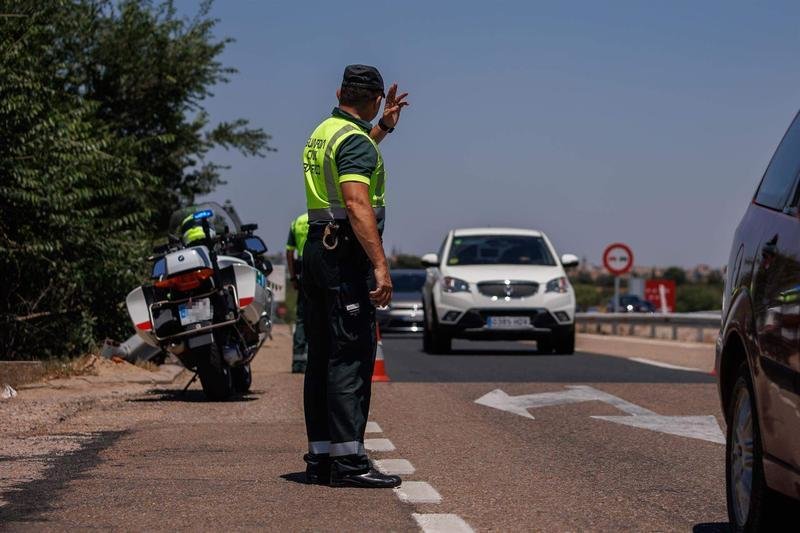 <p> Un agente de la Guardia Civil durante un control en la autovía A-5, en la primera operación salida del verano de 2022, a 1 de julio de 2022, en Madrid </p>