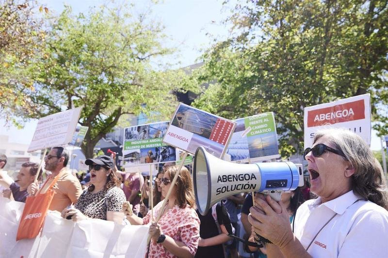 <p> Una señora con un megáfono durante la concentración de los trabajadores de Abengoa en la consejería de Economía, a 30 de junio de 2022 en Sevilla (Andalucía, España) - Joaquin Corchero - Europa Press </p>
