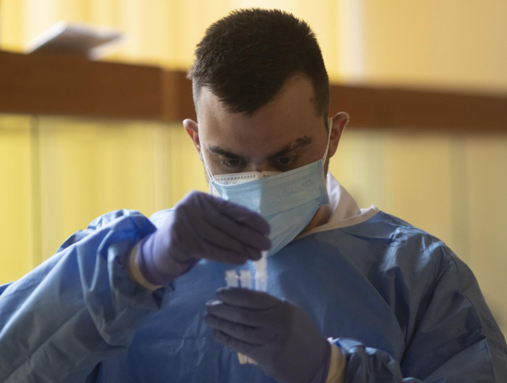 <p> Archivo - Un trabajador sanitario realiza un test de antígenos - Eduardo Parra - Europa Press - Archivo </p>