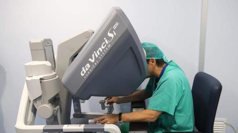 <p> El robot Da Vinci en manos de un cirujano del Hospital Reina Sofía </p>