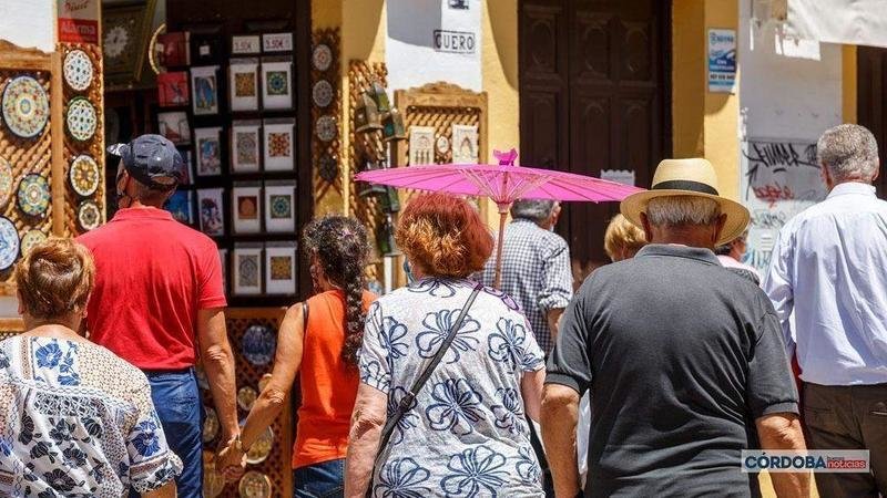 <p> Turistas y comercio en Córdoba. - José León. </p>