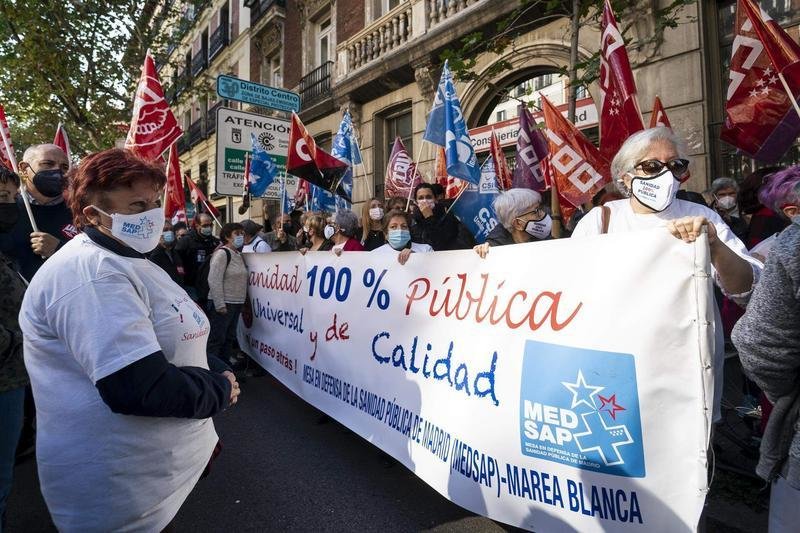 <p> Integrantes de una manifestación en Madrid convocada por 'Marea Blanca'. </p>