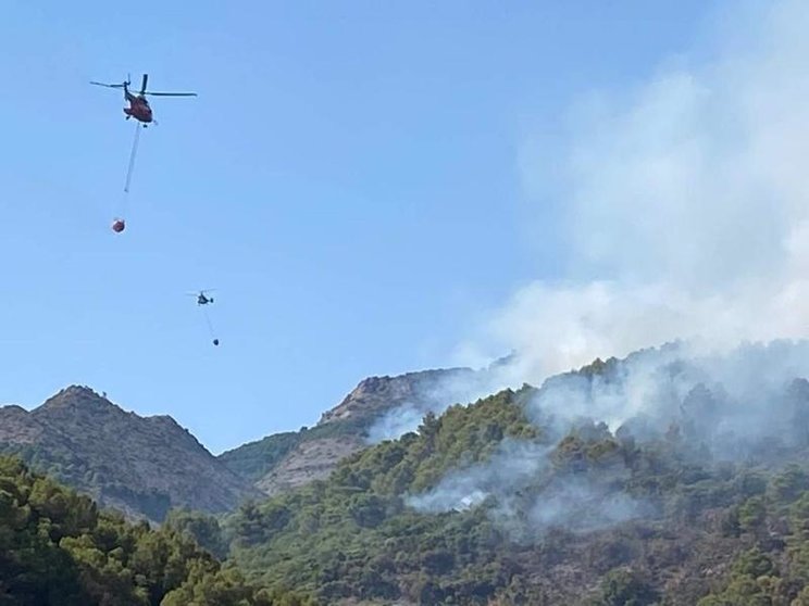 <p> Medios aéreos trabajan en la estabilización del incendio forestal declarado en la Sierra de Mijas el viernes 15 de julio y que afecta también a Alhaurín de la Torre y Alhaurín el Grande. - JUNTA DE ANDALUCÍA </p>