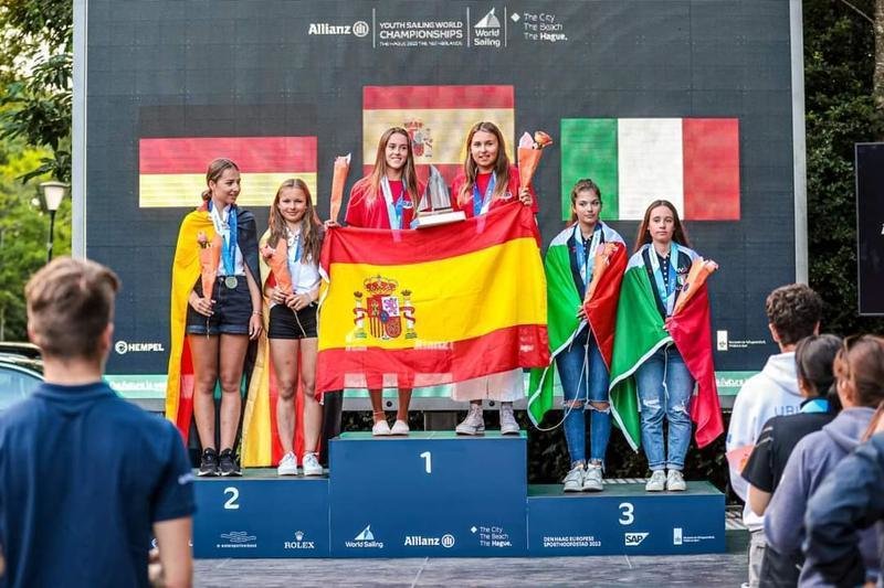 <p> María Perelló y Marta Cardona en el podio tras ganar el Mundial Juvenil de Vela. Twitter </p>