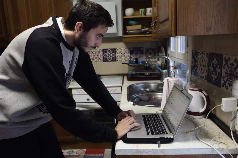 <p> Archivo - Una persona teletrabaja en la cocina de su domicilio, en una imagen de archivo. - Eduardo Parra - Europa Press - Archivo </p>