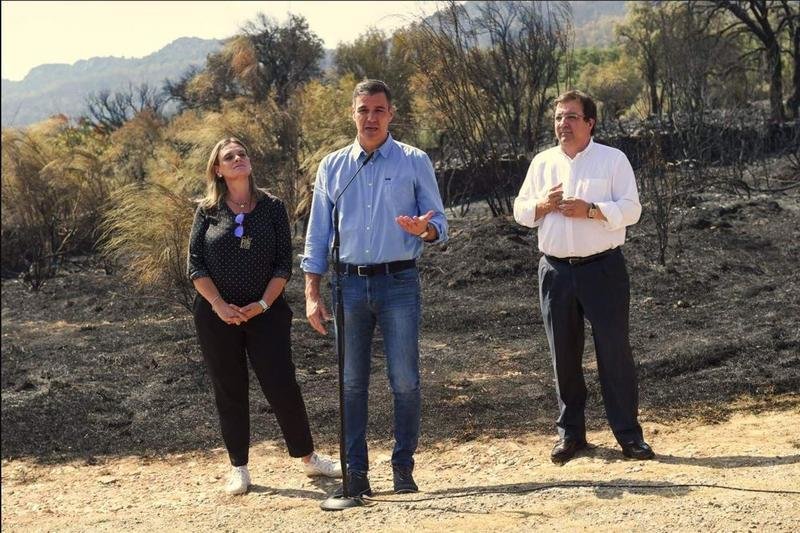 <p> Pedro Sánchez junto a la Delegada del Gobierno en Extremadura y el Presidente de la Junta de Extremadura </p>
