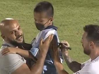 <p> Leo Messi firmando la camiseta al niño durante la gira por Japón del PSG </p>