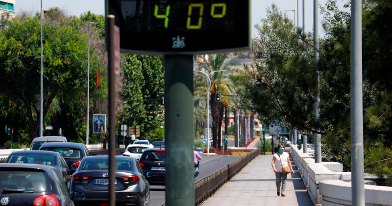 <p> Córdoba y gente con mascarillas a más de 40 grados. </p>