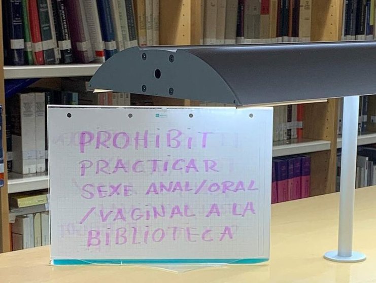<p> Cartel en una biblioteca de la Ciutadella de la Universidad Pompeu Fabra de Barcelona </p>