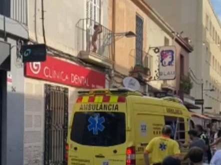 <p> Niño de 3 años rescatado de un balcón en Badalona, Barcelona. </p>