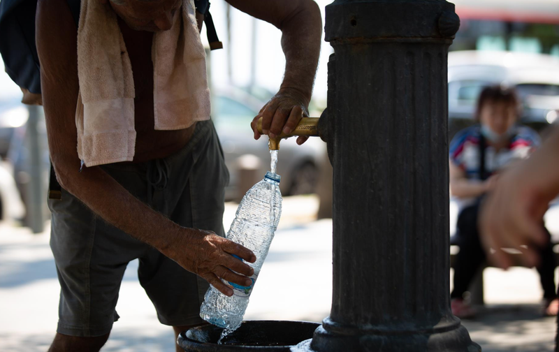 <p> Un hombre rellena una botella de agua en una fuente en el parque de la Barceloneta, a 13 de julio de 2022, en Barcelona - David Zorrakino - Europa Press </p>