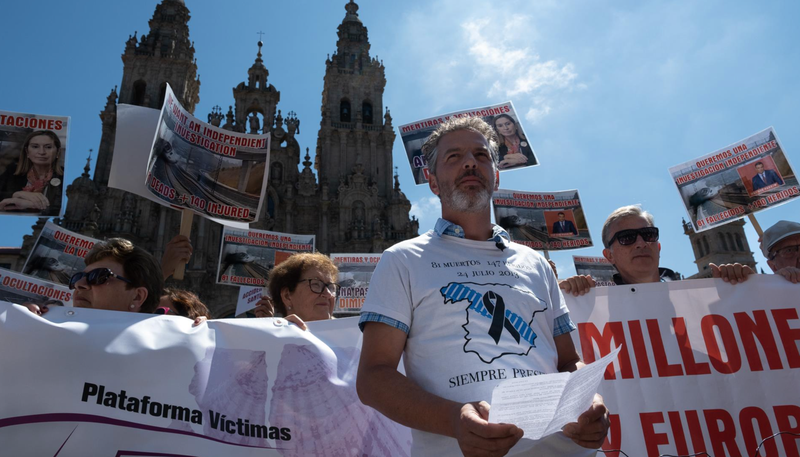 <p> Varias personas portan una pancarta que pide justicia para las víctimas del accidente de tren en Angrois durante una manifestación, a 24 de julio de 2022, en Santiago de Compostela - César Arxina - Europa Press </p>