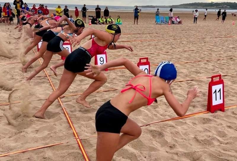 <p> Salida de la prueba Sprint playa juvenil femenina. Autor: Javier Sánchez-RFESS </p>