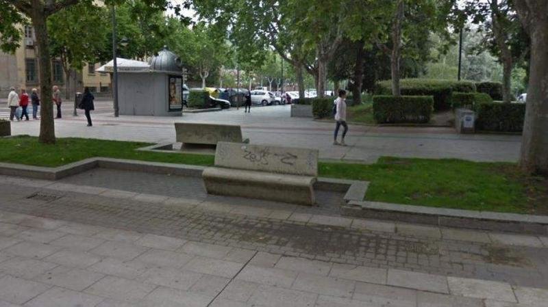 <p> Bancos del paseo peatonal de la Plaza de la Marina en Zamora. Google Maps </p>