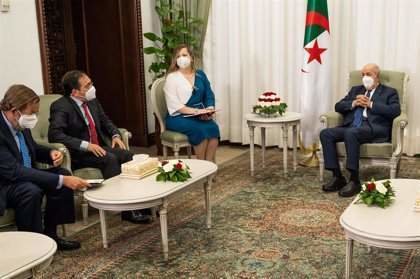 <p> El ministro de Exteriores español, Albares y el presidente argelino </p>