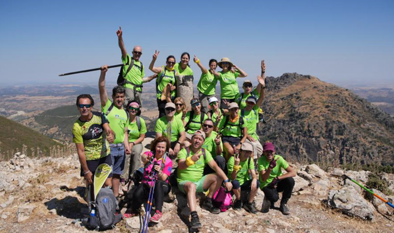 <p> Participantes en el proyecto '8 Cimas Andalucía' coronando el sevillano Pico Terril, con 1.129 metros de altura. </p>