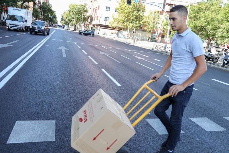 <p> Un hombre traslada una caja con material en una carretilla, en una imagen de archivo. - Jesús Hellín - Europa Press - Archivo </p>