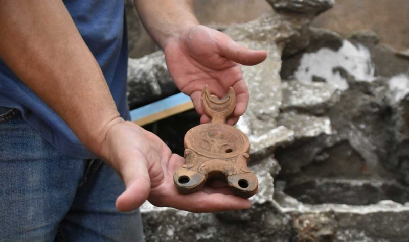 <p> Un arqueólogo muestra un objeto encontrado en Pompeya. PARQUE ARQUEOLÓGICO DE POMPEYA </p>
