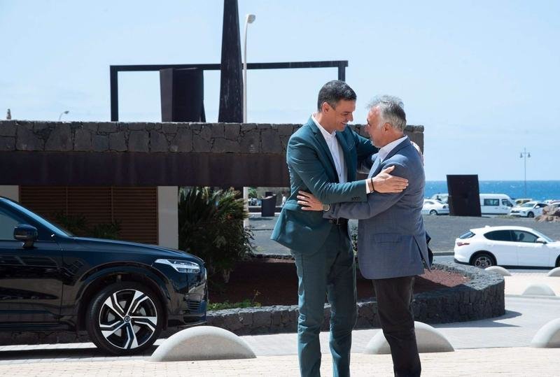 <p> El presidente del Gobierno de España, Pedro Sánchez, saluda al jefe del Ejecutivo canario, Ángel Víctor Torres </p>