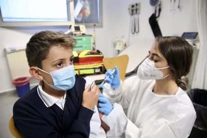 <p> Un niño recibiendo la vacuna de la Covid-19 - EP </p>