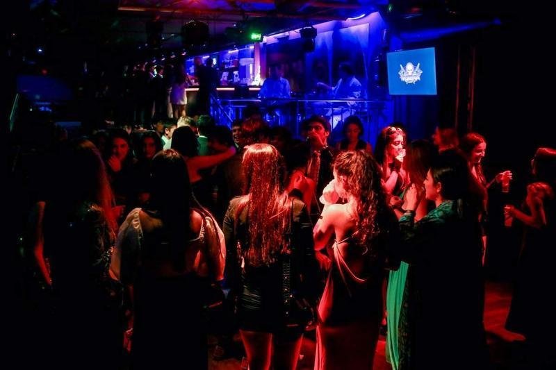 <p> Varias personas en la pista de una discoteca en Madrid (España). - Ricardo Rubio - Europa Press </p>