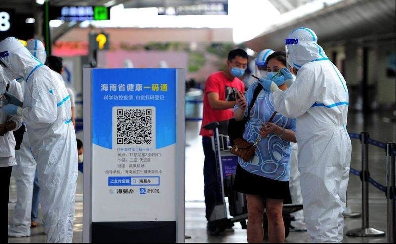 <p> Controles en China para comprobar la vacunación contra el covid-19 en un aeropuerto de China. / AFP </p>