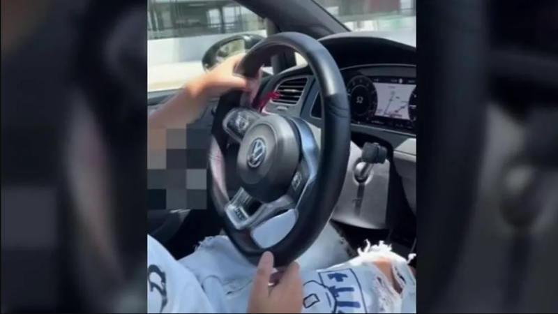 <p> Captura del vídeo donde el menor de 12 años conduce, mientras su madre graba </p>