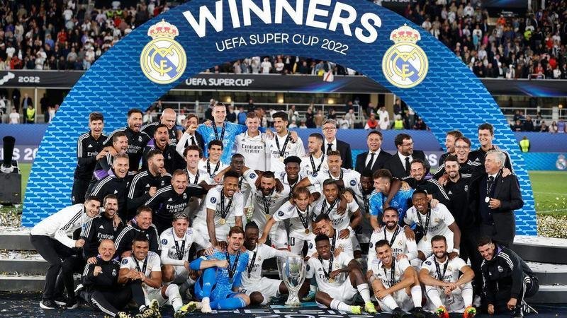 <p> El Real Madrid posando con la Supercopa de Europa </p>