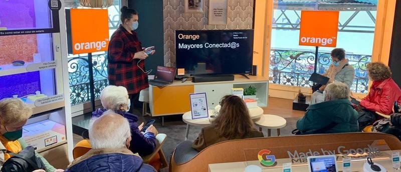 <p> El programa 'Mayores conectados' de Orange ya ha ayudado a más de 1.000 mayores con el uso del móvil. Orange </p>