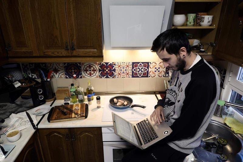 <p> Archivo - Una persona teletrabaja en la cocina de su domicilio, en una imagen de archivo. - Eduardo Parra - Europa Press - Archivo </p>
