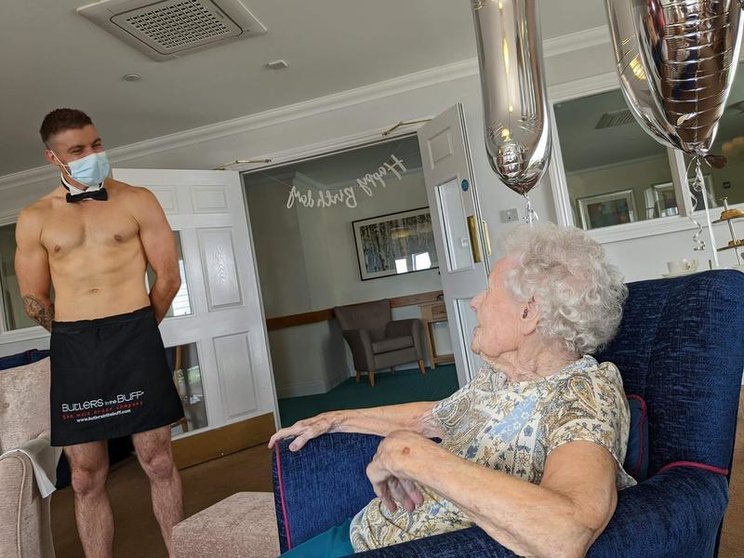 <p> Norah Shaw, de Reino Unido, vivió una de sus mejores tardes por su 106 cumpleaños con el stripper que le llevo de regalo su hija </p>