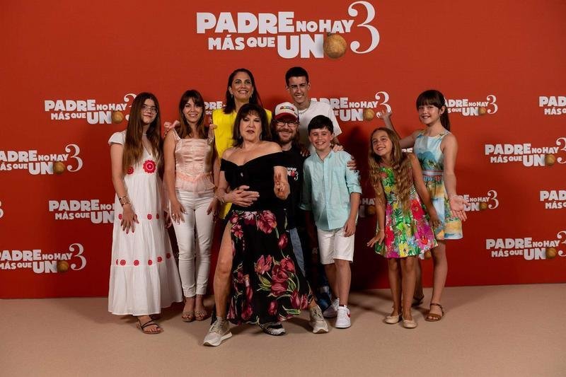 <p> El elenco de protagonistas de 'Padre no hay más que uno 3', la película española más taquillera de 2022 - GOYO CONDE/SONY - Europa Press </p>