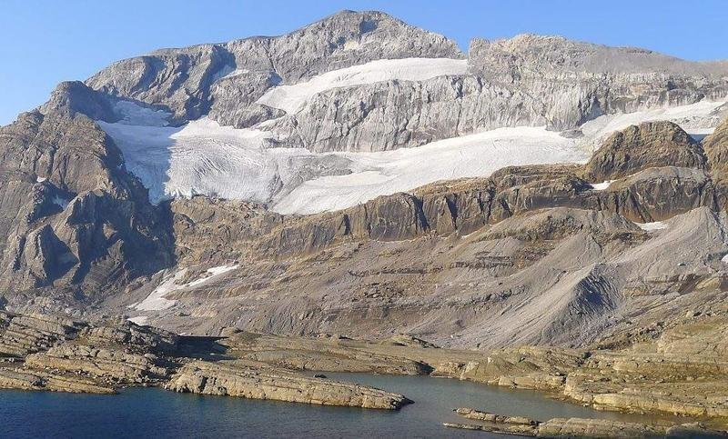 <p> Glaciar de Monte Perdido en el Pirineo Aragonés </p>