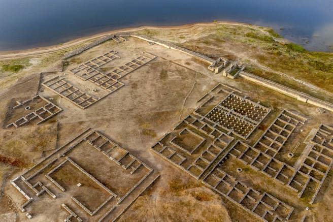 <p> Reconstrucción virtual del yacimiento del campamento romano de 'Aquis Querquennis'. EFE </p>