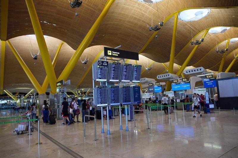<p> Interior del aeropuerto Adolfo Suárez Madrid-Barajas, a 12 de agosto de 2022, en Madrid (España). - Jesús Hellín - Europa Press </p>