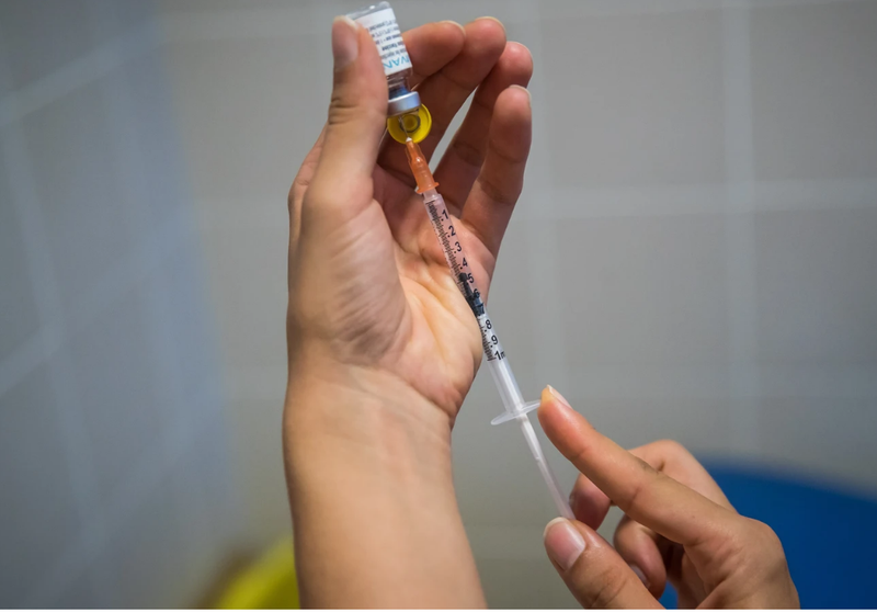 <p> Primera vacuna adaptada a ómicron </p>