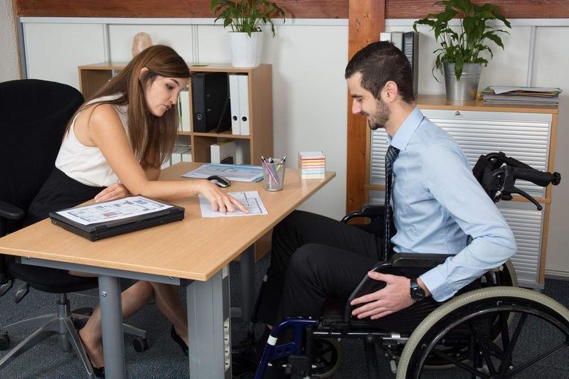 <p> Persona discapacitada en una entrevista de trabajo </p>
