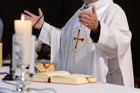 <p> Sacerdote durante una misa </p>