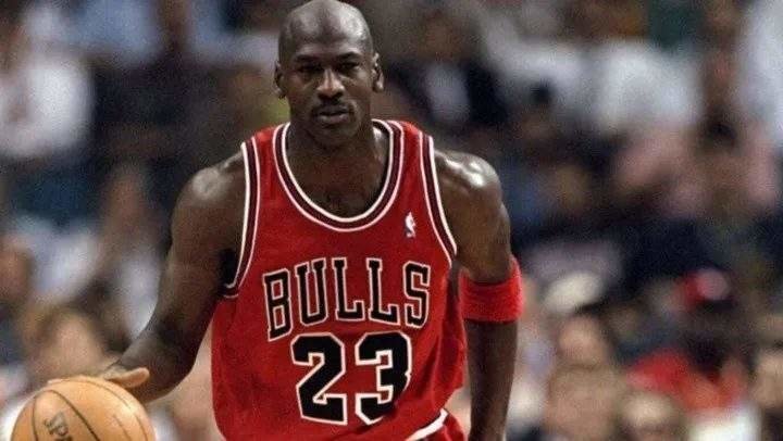 <p> Sale a subasta la camiseta de los Chicago Bulls de Michael Jordan de las Finales de 1998 </p>
