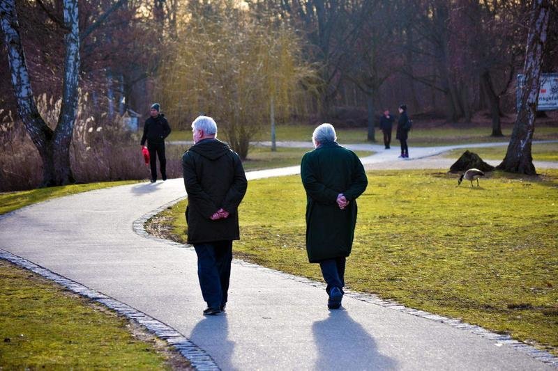 <p> Personas mayores paseando por el parque </p>