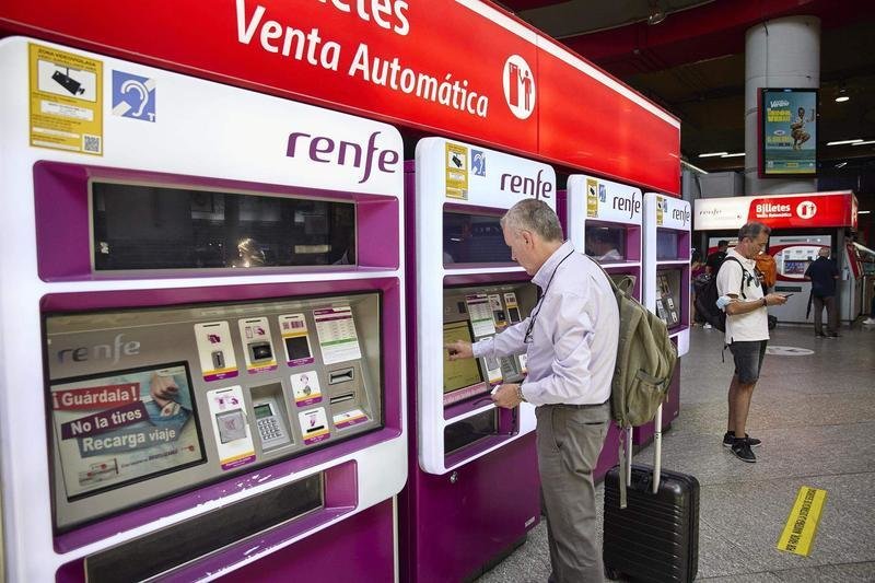 <p> Una persona en una de las máquinas de venta de billetes en la estación Madrid-Atocha Cercanías </p>