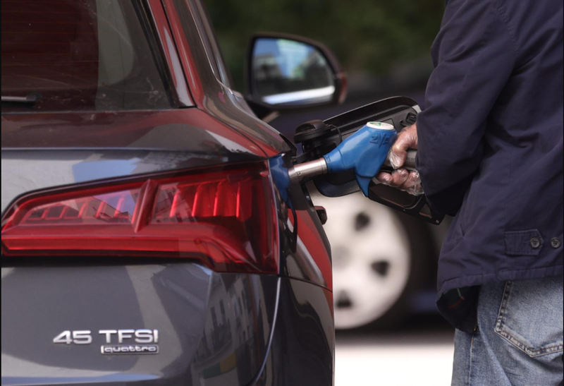 <p> Un hombre inyecta carburante a su coche. Fuente: Europa Press </p>