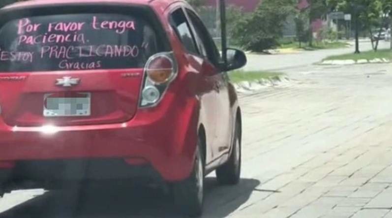 <p> Imagen del coche con el mensaje viral - TIKTOK </p>