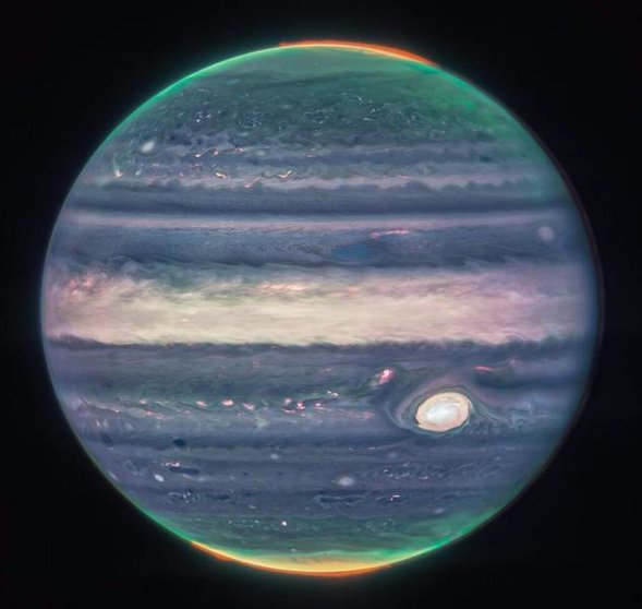 <p> Imagen compuesta de Webb NIRCam de Júpiter a partir de tres filtros: F360M (rojo), F212N (amarillo-verde) y F150W2 (cian), y alineación debido a la rotación del planeta. - NASA/ESA/CSA </p>