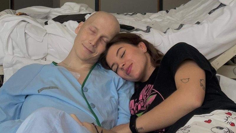 <p> Charlie y su novia en el hospital cuando el tiktoker estaba ingresado </p>