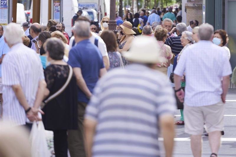 <p> Detalle de gente en las calles, a 21 de junio de 2022 en Sevilla (Andalucía, España) - Joaquin Corchero - Europa Press </p>