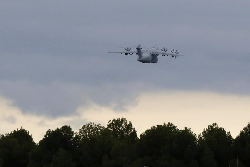 <p> Uno de los aviones del ejército del Aire a su salida de la base aérea de Los Llanos para recoger el cargamento de armas que enviarán a Ucrania. - Luis Vizcaíno - Europa Press </p>