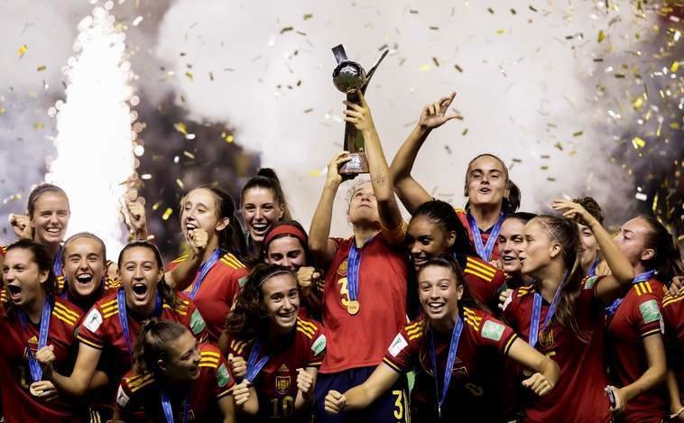 <p> Las jugadoras alzan la copa que las proclama como campeonas del Sub-20. JEFFREY ARGUEDAS (EFE) </p>
